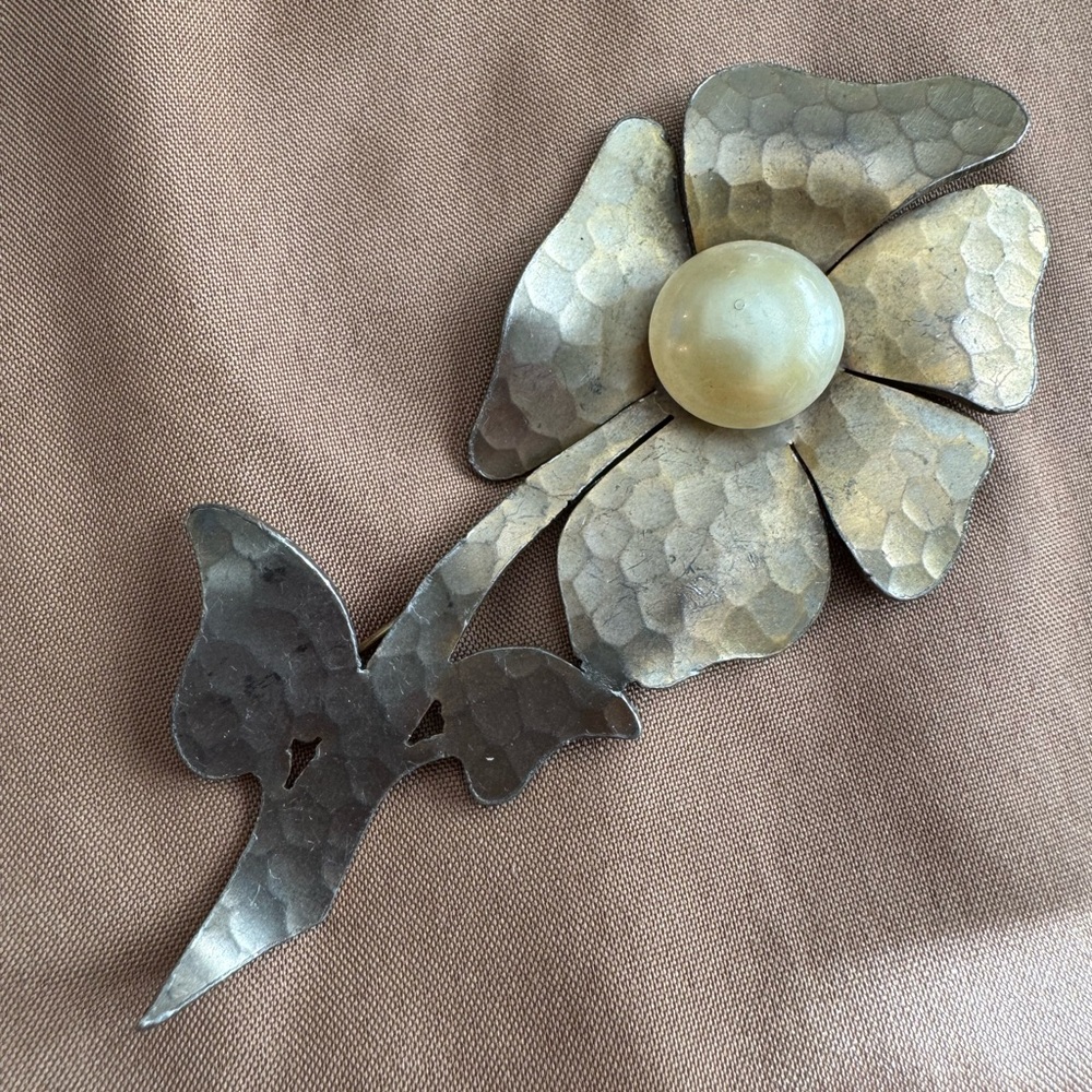 VTG Hammered Brass Flower Brooch with Faux Pearl Center